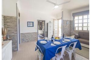 Χώρος καθιστικού στο Villa Milon Near The Sea - Happy Rentals +27 φωτογραφίες