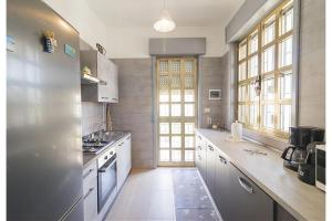 Η κουζίνα ή μικρή κουζίνα στο Villa Milon Near The Sea - Happy Rentals