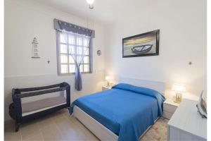 Ένα ή περισσότερα κρεβάτια σε δωμάτιο στο Villa Milon Near The Sea - Happy Rentals