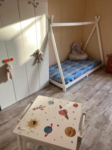 Habitación infantil con cama y mesa en Casa Farinelli, en Campobello di Mazara