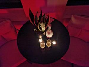 einen schwarzen Tisch mit Topfpflanze und Kerzen in der Unterkunft Spa Hera 