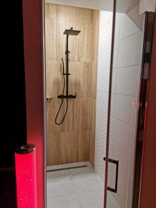 y baño con ducha y vela roja. en Spa Hera 