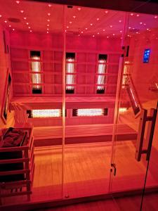 Blick auf eine Tanzfläche in einem Zimmer mit roten Lichtern in der Unterkunft Spa Hera 