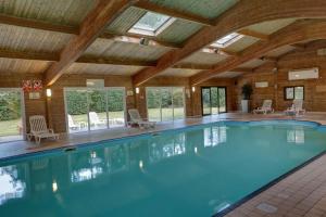 - une piscine dans une maison dotée d'un plafond en bois dans l'établissement Nq2 Collections, à Bournemouth