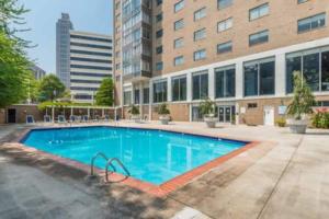 une grande piscine en face d'un bâtiment dans l'établissement ATL Downtown City View Onsite Parking LM802, à Atlanta