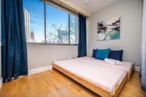 um quarto com uma cama e uma grande janela em Atlanta Downtown! 1B Paid Onsite Parking! LM301 em Atlanta