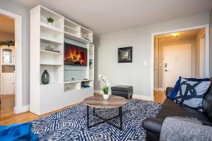 a living room with a couch and a table at Atlanta Downtown! 1B Paid Onsite Parking! LM301 in Atlanta