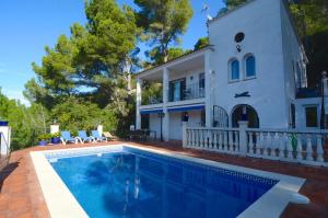 une maison avec une piscine en face d'une maison dans l'établissement Villa Sa Punta 46, à Begur