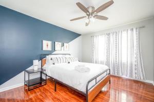 a bedroom with a bed and a ceiling fan at NEW ENTIRE PLACE COZY QUIET 2b2b TOWNHOUSE SP1265 in Norcross
