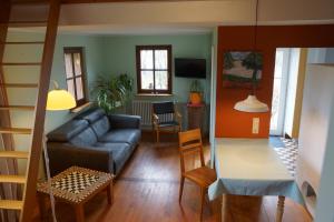 a living room with a couch and a table at Ferienwohnung Grün und Aussichtsreich in Merzig