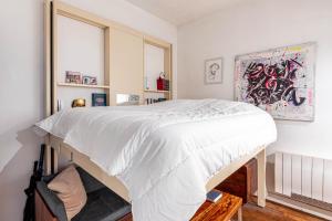 巴黎的住宿－GuestReady - Chic Studio Retreat by Sacré-Cœur，一间卧室配有一张带白色床罩的床