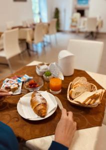 uma mesa coberta com pratos de comida e pão em Hotel La Borgata em San Pantaleo