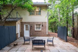 a patio with chairs and a table in front of a house at NEW ENTIRE PLACE COZY QUIET 2b2b TOWNHOUSE SP1261 in Norcross