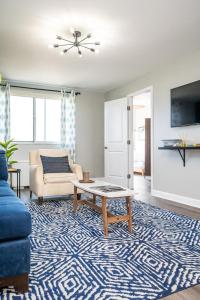 a living room with a blue couch and a table at Downtown! 5 Beds! Onsite Parking! City View! New Renovated! LM1806 in Atlanta