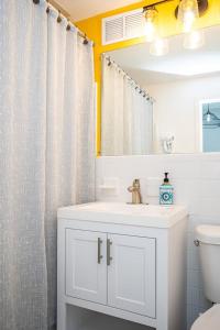 a bathroom with a sink and a shower curtain at Downtown! 5 Beds! Onsite Parking! City View! New Renovated! LM1806 in Atlanta