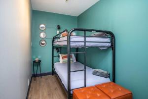 a room with two bunk beds with blue walls at Downtown 24h Concierge 3 bds 2BR Onsite Parking LM706 in Atlanta