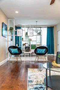 a living room with two chairs and a table at Downtown! 2BD City view Onsite Parking King LM809 in Atlanta