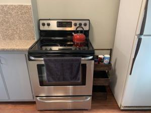 una cucina con piano cottura e bollitore per il tè di Heart Downtown! Great Location! PT7D ad Atlanta