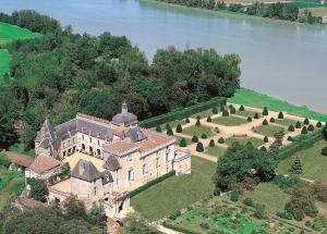- une vue aérienne sur un château situé sur une colline à côté d'un lac dans l'établissement Gîte Le Ptit Coin de Soleil, à Saint-Ciers-dʼAbzac