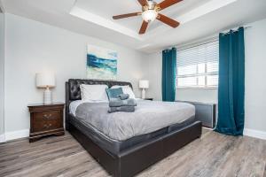 a bedroom with a bed and a ceiling fan at Downtown ! King bed 24 concierge! Onsite Parking LM903 in Atlanta