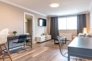 アトランタにあるDowntown 18th FL! City View& Onsite Parking LM1807のテーブルとソファのあるリビングルーム