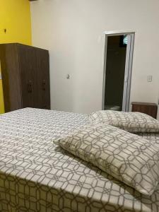 1 Schlafzimmer mit 2 Betten und einem Spiegel in der Unterkunft Dunas Bar&Hotel in Canoa Quebrada