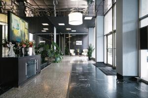 um escritório com um lobby com vasos de plantas nele em Heart ATL Downtown High Rise 2B2B Condo LM2206 em Atlanta