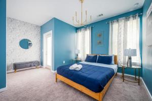 1 dormitorio azul con 1 cama grande con sábanas azules en New Downtown ATL Condo Washer Dryer 542Blvd107, en Atlanta