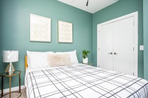 a bedroom with blue walls and a bed at New Downtown ATL Condo Washer Dryer 542Blvd103 in Atlanta