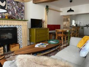 a living room with a couch and a table at L'Echoppe en ville in Amboise