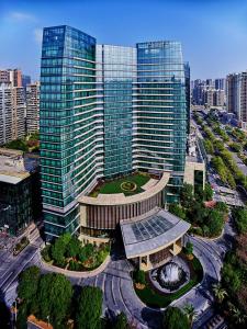 une vue aérienne sur un grand bâtiment d'une ville dans l'établissement DoubleTree by Hilton Heyuan, à Heyuan