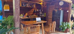 een keuken met een houten tafel en een koelkast bij Dream house teges jati in Ubud