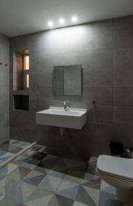 La salle de bains est pourvue d'un lavabo et de toilettes. dans l'établissement Prestige Hotel Suites - برستيج للشقق الفندقية, à Amman
