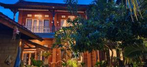 een bakstenen huis met een balkon erop bij Dream house teges jati in Ubud