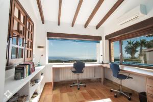 ベニッサにあるVilla Gaviota Blanca by Abahana Luxeのホームオフィス(椅子2脚、大きな窓付)