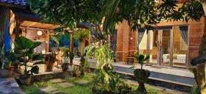 een huis met veel planten in de tuin bij Dream house teges jati in Ubud +14 foto's