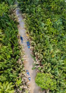 eine Luftansicht einer Bananenplantage mit Menschen im Wasser in der Unterkunft Hide Away Bungalows in Ben Tre City in Ấp Phú Hòa (3)