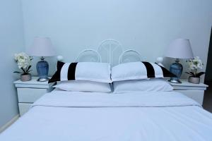 Katil atau katil-katil dalam bilik di Serene Lakeside Home