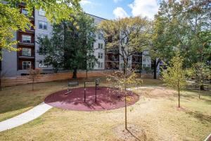 un parque frente a un edificio con un árbol en Luxe 1BR w Balcony in Downtown 542Blvd206, en Atlanta