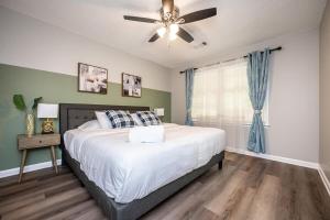 a bedroom with a bed and a ceiling fan at NEW ENTIRE PLACE COZY QUIET 2b2b TOWNHOUSE SP1275 in Norcross