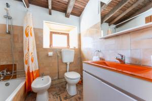 uma casa de banho com um WC, um lavatório e uma banheira em Sagres, Aloha Beach House, 500 meters from Tonel beach em Sagres