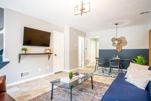 a living room with a blue couch and a table at NEW ENTIRE PLACE COZY QUIET 2b2bTOWNHOUSE SP1273 in Norcross
