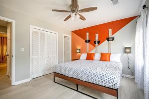 a bedroom with a bed with an orange wall at NEW ENTIRE PLACE COZY QUIET 2b2bTOWNHOUSE SP1273 in Norcross