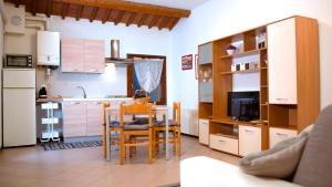 cocina con mesa y sillas en una habitación en Lovely 1-Bed Apartment in Montagnana, en Montagnana