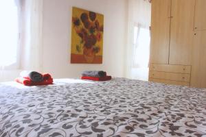 1 dormitorio con 1 cama grande en una habitación en Lovely 1-Bed Apartment in Montagnana, en Montagnana