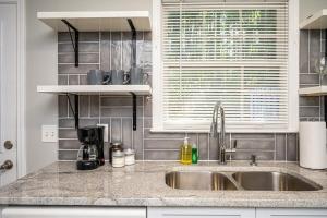 eine Küchentheke mit einem Waschbecken und einem Fenster in der Unterkunft NEW ENTIRE PLACE COZY QUIET 2b2b TOWNHOUSE SP1277 in Norcross