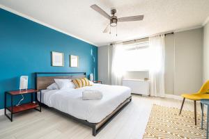 a blue bedroom with a bed and a blue wall at Downtown! Paid Onsite Parking! City View! LM1706 in Atlanta