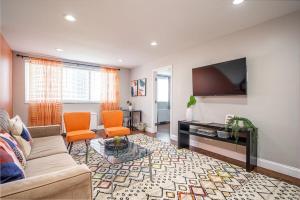 TV a/nebo společenská místnost v ubytování ATL Downtown 2BR King Bed Free Parking LM808