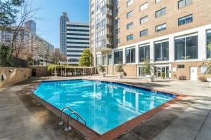 Bazén v ubytování ATL Downtown 2BR King Bed Free Parking LM808 nebo v jeho okolí