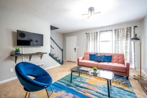 a living room with a pink couch and a blue chair at NEW 2b2b ENTIRE TOWNHOUSE PLACE COZY and QUIET in Norcross